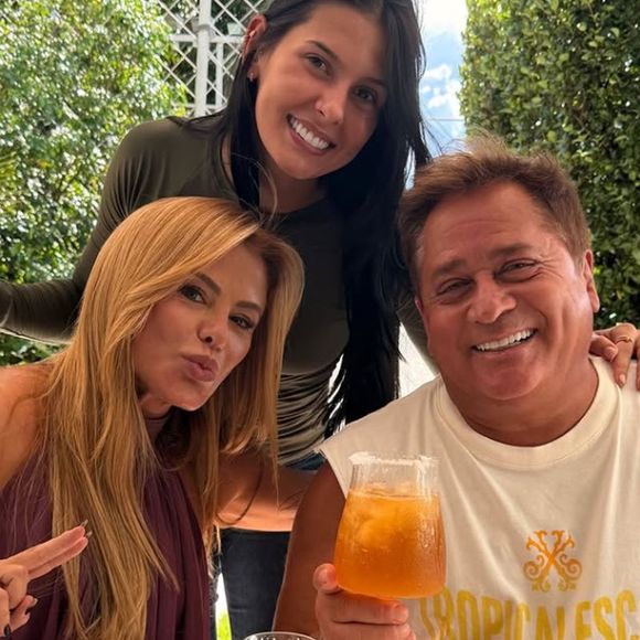 Ana Castela foi convidada por Leonardo e Poliana para um almoço de Dia das Mulheres