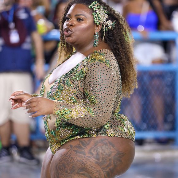 Jojo Todynho exibiu boa forma em um body com detalhes em verde e mostrou que tem samba no pé