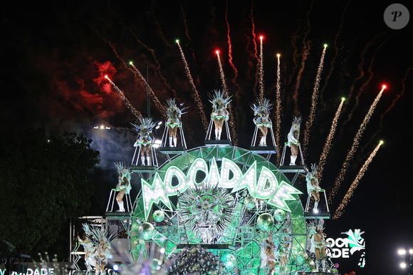 Carnaval hi-tech! Robô que acena, inteligência artificial e ‘rádio chinês’ marcam desfile da Mocidade