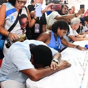 Neguinho da Beija-Flor relatou nervosismo ao estrear como apresentador de TV: 'Estava muito nervoso, ficava todo torto, errava frases, esquecia a pontuação, a respiração, uma tragédia'