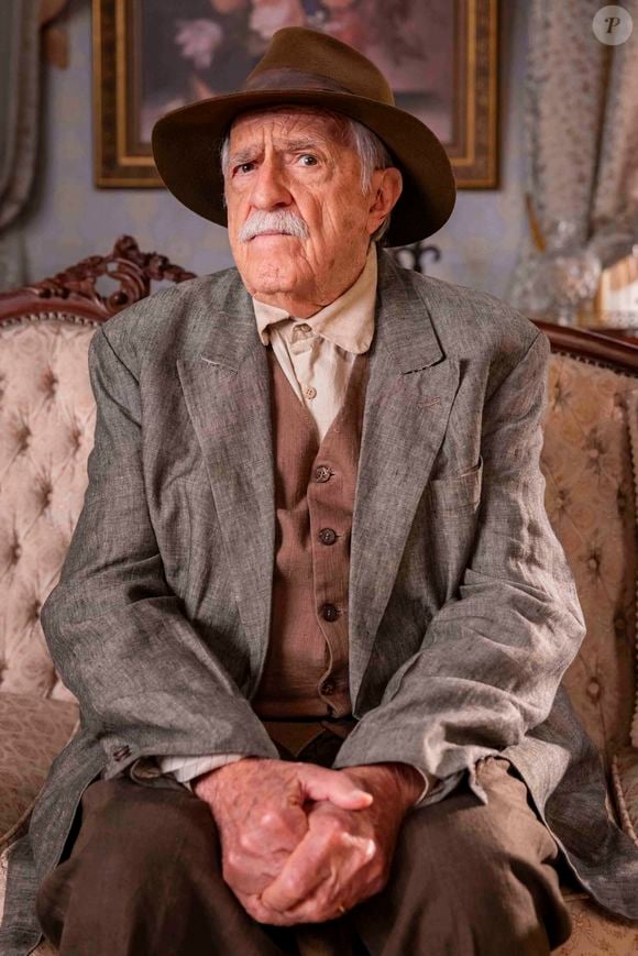 A filosofia de Albert Einstein pode ser observada em exemplos contemporâneos. Um deles é o ator Ary Fontoura. Aos 93 anos, o veterano das novelas continua ativo, trabalhando e conquistando novas gerações por meio das redes sociais.