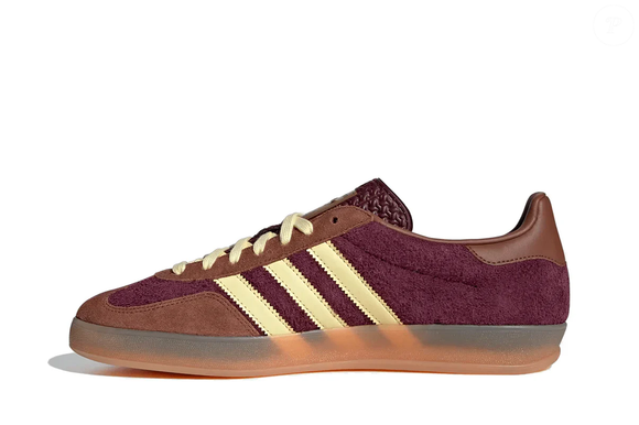 Segundo informações do site da Lowbank, o Adidas Gazelle Indoor Maroon Almost Yellow estava disponível pelo preço regular de R$ 799,00 até o fechamento desta matéria