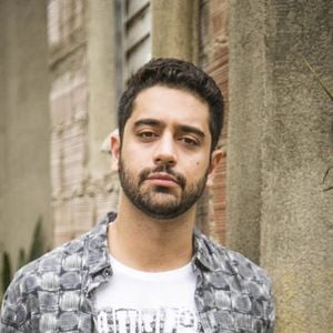 Isabelle Drummond contou como aconteceu seu primeiro beijo, com Miguel Rômulo