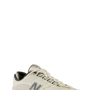 Minimalista e sofisticado, New Balance 1000D surge como favorito entre mulheres que apostam no estilo 'old money'