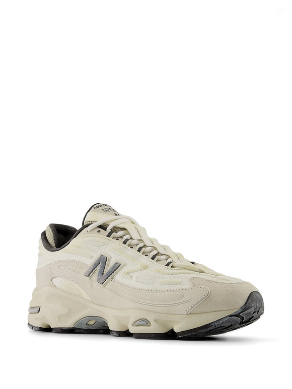 Minimalista e sofisticado, New Balance 1000D surge como favorito entre mulheres que apostam no estilo 'old money'