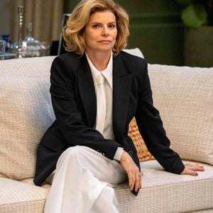 Novela 'Vale Tudo': Odete Roitman (Debora Bloch) propõe aliança para Maria de Fátima (Bella Campos).