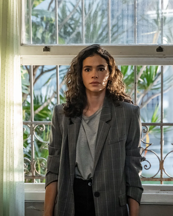 Na primeira temporada de ‘Amor da Minha Vida’, Bia, vivida por Bruna Marquezine, já aparecia explorando uma estética mais adulta no figurino. O blazer cinza entra como uma peça clássica e versátil, mas sem apagar o lado descontraído da personagem