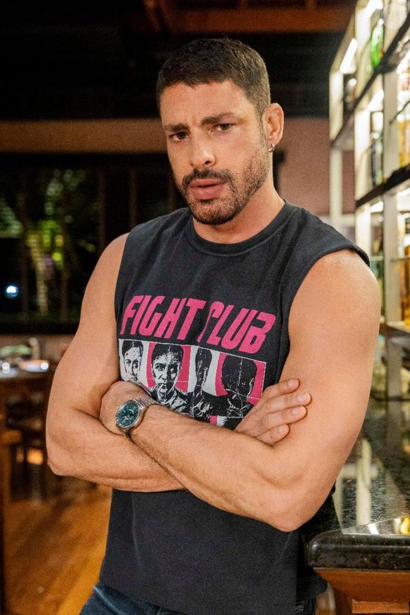 César (Cauã Reymond) é um dos suspeitos pela morte de Odete Roitman (Debora Bloch) na novela 'Vale Tudo'