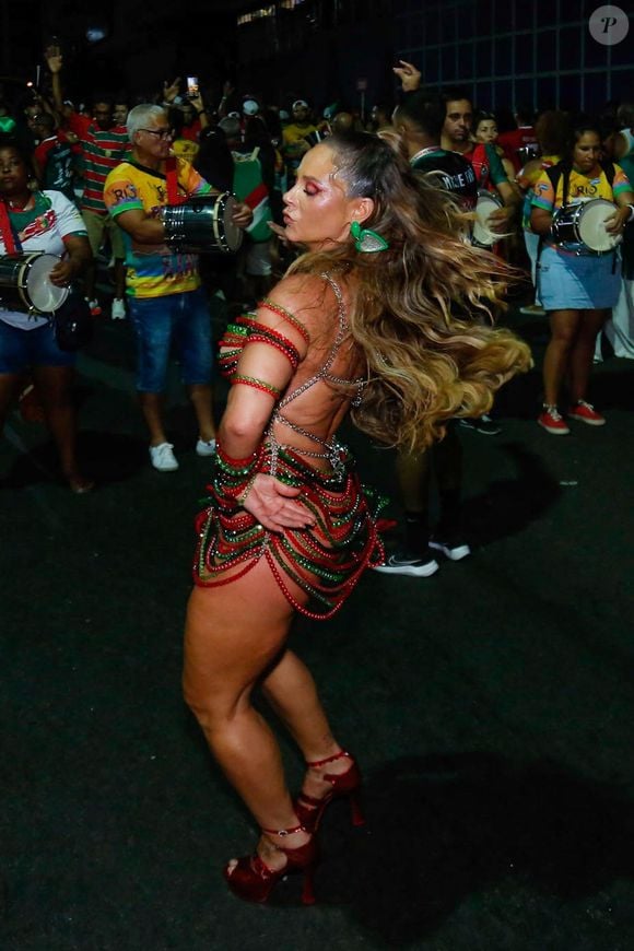 Com cabelo solto e look curto, Paolla Oliveira atraiu olhares e fotos em ensaio de rua da Grande Rio
