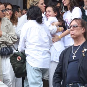 Neta de Preta Gil, Sol de Maria surgiu muito emocionada na saída do Theatro Municipal, após velório da cantora, e ganhou carinho de Carolina Dieckmmann