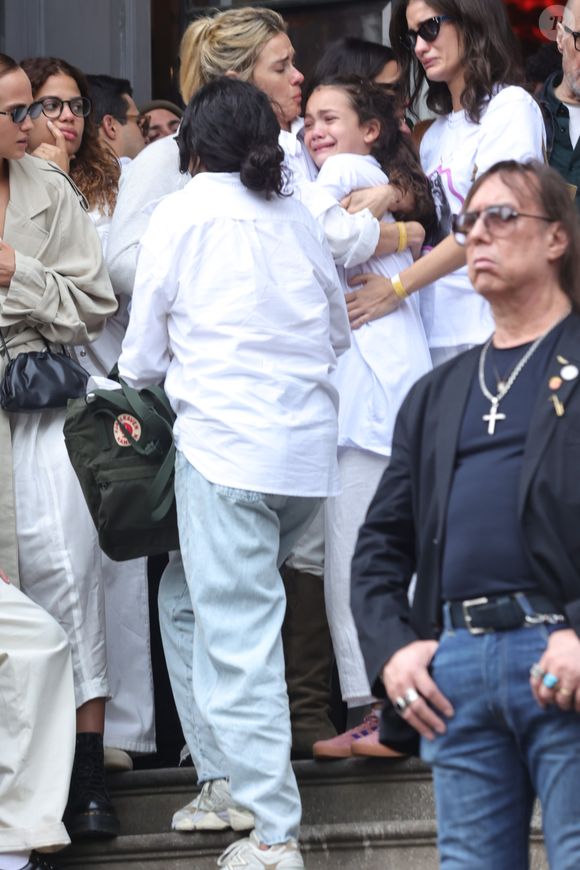 Neta de Preta Gil, Sol de Maria surgiu muito emocionada na saída do Theatro Municipal, após velório da cantora, e ganhou carinho de Carolina Dieckmmann