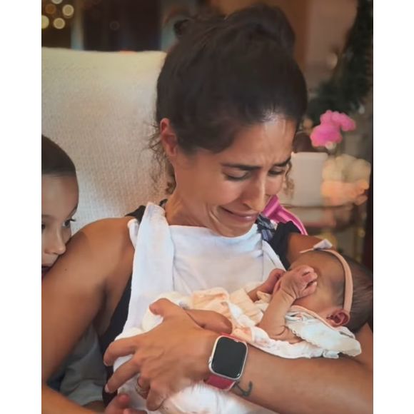 Camilla Camargo chorou ao segurar a irmã, filha de Graciele Lacerda, nos braços pela primeira vez