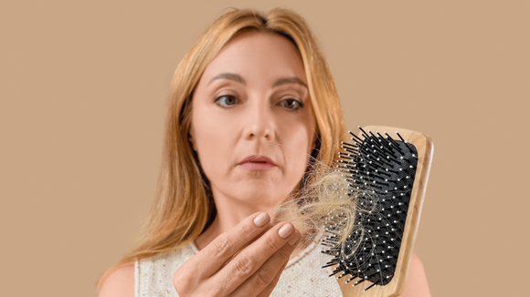 Quais nutrientes estão em falta quando os cabelos quebram com facilidade e crescem lentamente?