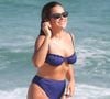 De biquíni hot pants, Maisa Silva se refrescou em praia do Rio