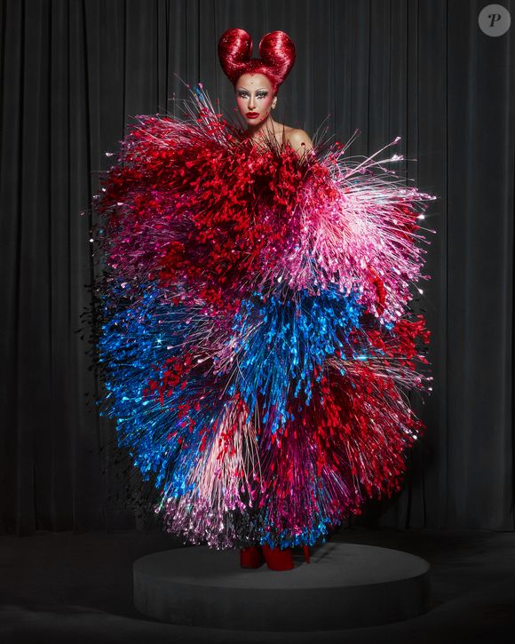 Sabrina Sato usou um look extravagante parecido com um pompom metalizado