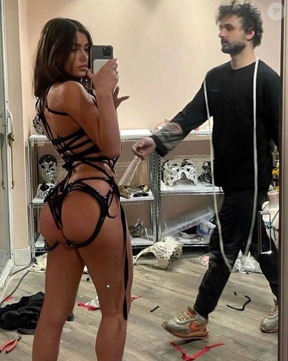 Em trabalhos como modelo, Bianca Censori não deixava de causar