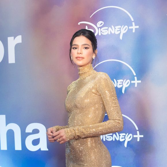 A combinação de vestido dourado com tênis mostra como o brilho pode ganhar uma leitura mais descontraída quando aparece acompanhado de um calçado casual, como o modelo da Arezzo