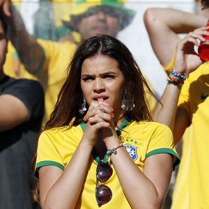 Se você é do tipo que acompanha os jogos da Seleção Brasileira com o coração na mão, como Bruna Marquezine, pode se inspirar em um de seus looks básicos: camisa da seleção combinada com calça jeans azul, óculos de sol e brincos com pegada boho chic. Um visual confortável e cheio de personalidade para torcer pelo Brasil