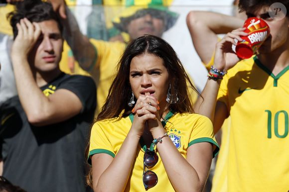 Se você é do tipo que acompanha os jogos da Seleção Brasileira com o coração na mão, como Bruna Marquezine, pode se inspirar em um de seus looks básicos: camisa da seleção combinada com calça jeans azul, óculos de sol e brincos com pegada boho chic. Um visual confortável e cheio de personalidade para torcer pelo Brasil