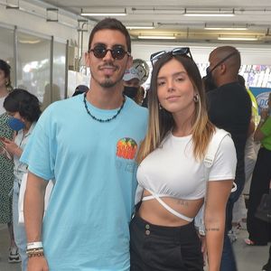 Já com o cabelo maior em 2021, Giovanna Lancellotti deixou apenas mechas loiras do meio do cabelo para baixo