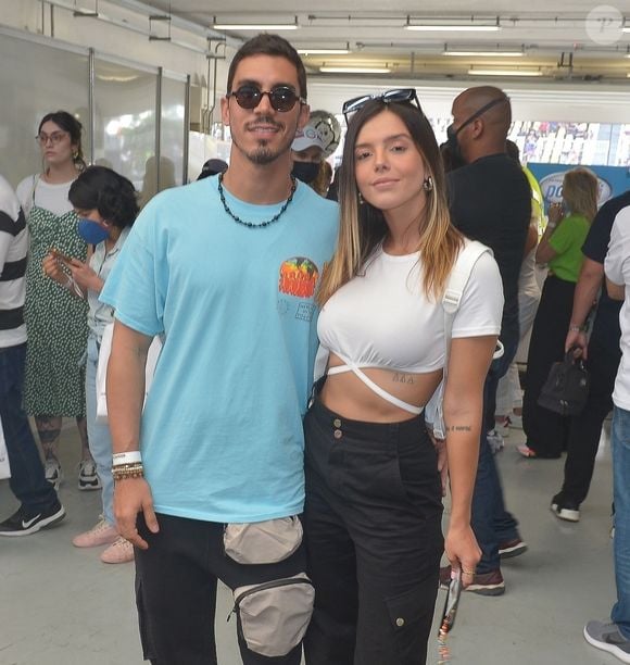 Já com o cabelo maior em 2021, Giovanna Lancellotti deixou apenas mechas loiras do meio do cabelo para baixo