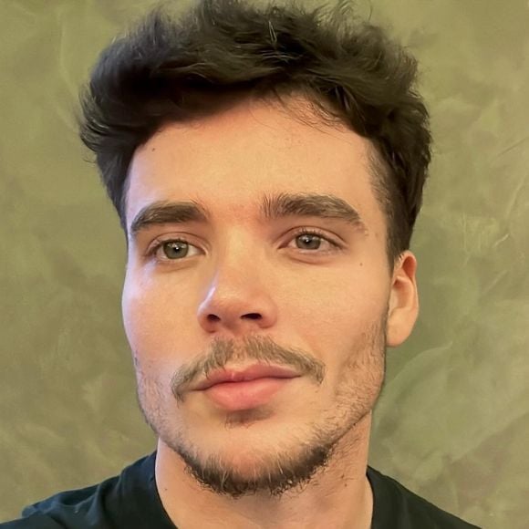 João Lucas explicou que a rinoplastia foi para corrigir uma assimetria no nariz devido a um acidente na infância