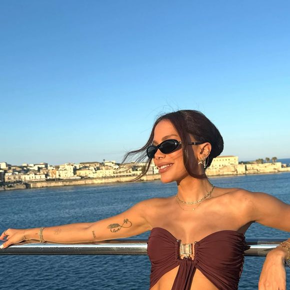 O novo rosto de Anitta: a empresa que faz assessoria de imprensa da cantora veio a público desmentir uma suposta confirmação dos procedimentos estéticos realizados por ela
