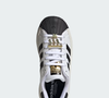 Inspirado nos anos 1990, o Adidas Superstar Bold une o design icônico da marca com uma sola plataforma que promete alongar a silhueta sem abrir mão do conforto