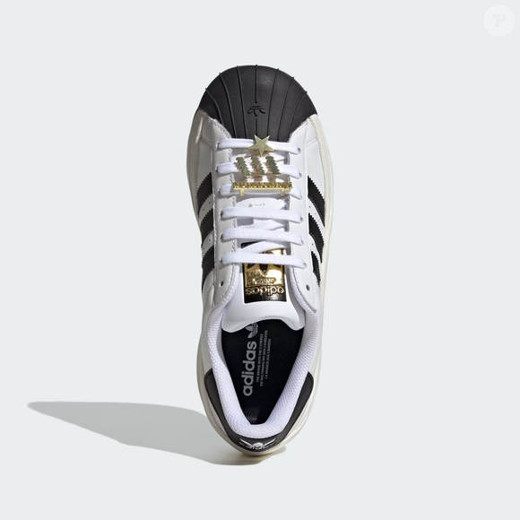 Inspirado nos anos 1990, o Adidas Superstar Bold une o design icônico da marca com uma sola plataforma que promete alongar a silhueta sem abrir mão do conforto