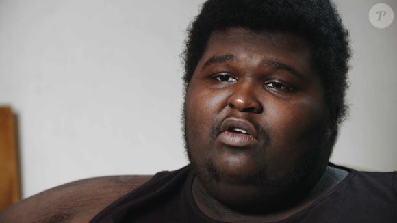 Já Carlton, ainda com 24 anos, já pesava 356 quilos. Ele morava na mesma casa da irmã, mas em um andar diferente, e sofria com sua autoestima