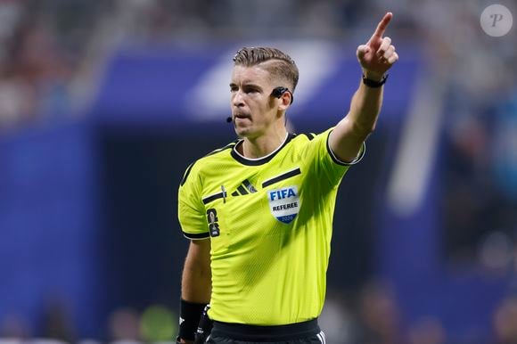 O gesto antirracista da FIFA foi usado pela primeira vez na Copa do Mundo de 2026 durante Argentina x Egito. Saiba por que o técnico Hossam Hassan levou amarelo