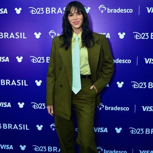Bruna Marquezine gosta de apostar em looks com alfaiataria divertida, como esse em tonalidade verde oliva, cor tendência para o Outono 2026, além de gravata.