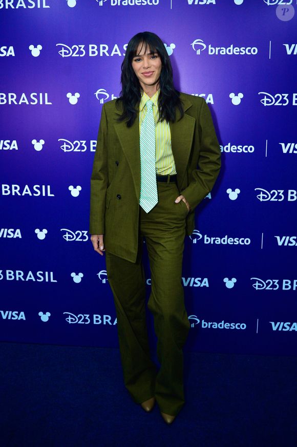 Bruna Marquezine gosta de apostar em looks com alfaiataria divertida, como esse em tonalidade verde oliva, cor tendência para o Outono 2026, além de gravata.