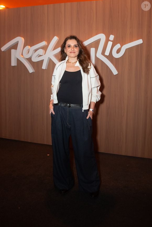 Mônica Iozzi apostou em uma calça cargo com cinto, combinada com regata preta e um casaco branco com linhas pretas para curtir o 4º dia do Rock in Rio