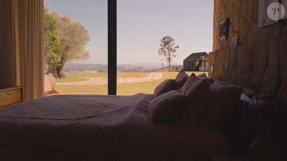 Quarto também conta com uma vista para a oliveira centenária que está plantada no Rancho da Montanha