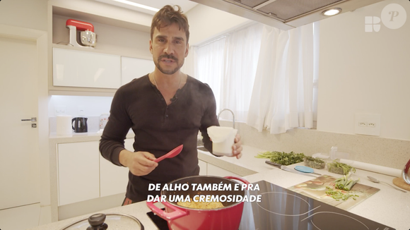 Enquanto isso, prepare o frango desfiado com requeijão light e temperos