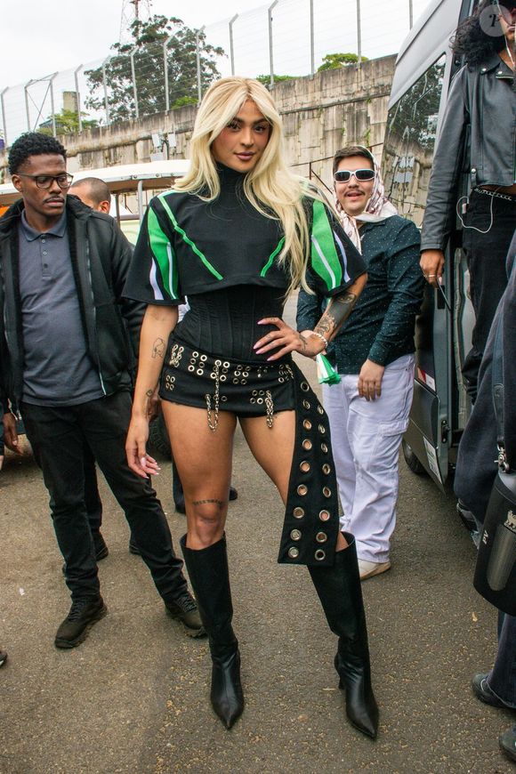 Pabllo Vitta apostou em um look ousado, toda trabalhada na vibe 'rocksta', com um cinto chamativo e as pernocas de fora para o The Town 2025