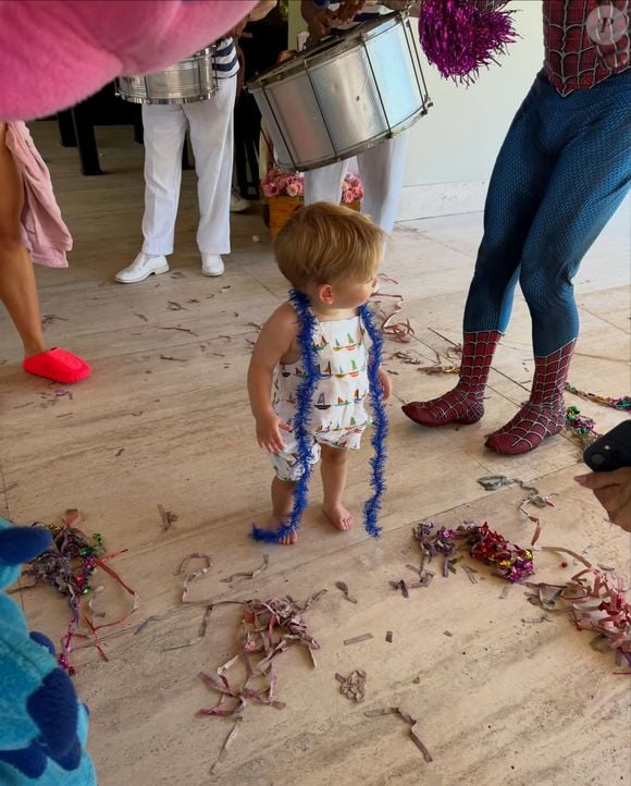 Carnaval em família: Vini Jr. organizou uma festa com fantasias e personagens para os filhos de Virgínia Fonseca