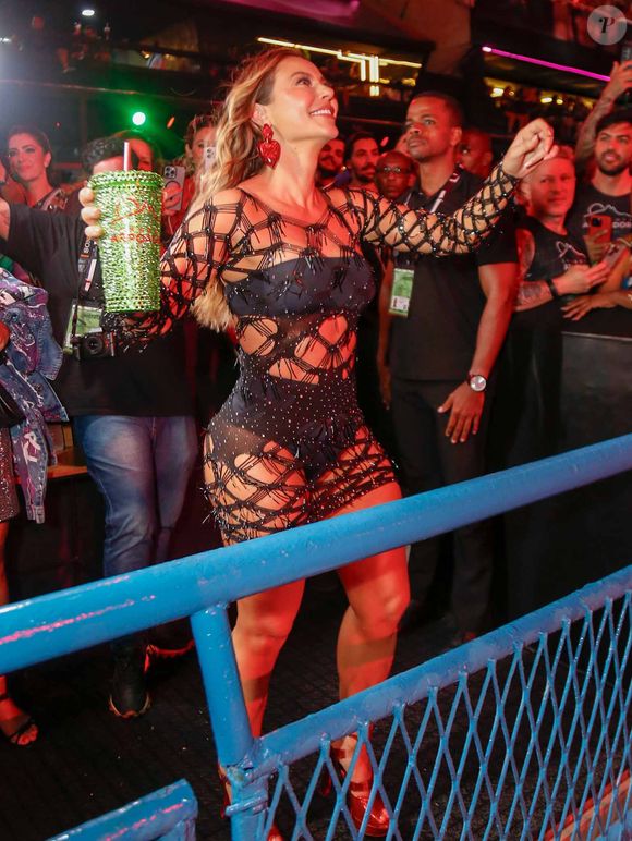 Rainha da Grande Rio, Paolla Oliveira mostrou samba no pé ao chegar em camarote