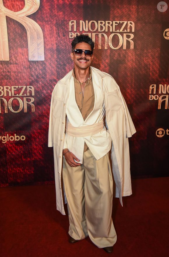 Na festa da novela 'A Nobreza do Amor', Paulo Lessa usou look clean