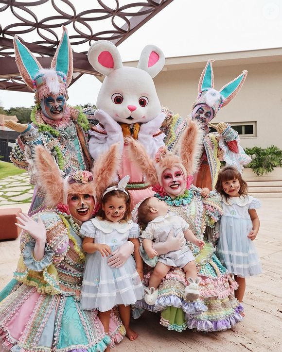 Os irmãos, José Leonardo, Maria Flor e Maria Alice com os personagens vivos com a temática de Páscoa