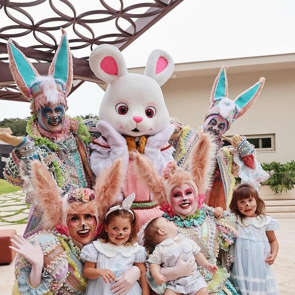 Os irmãos, José Leonardo, Maria Flor e Maria Alice com os personagens vivos com a temática de Páscoa