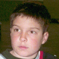 1 ano após a morte do pai tetraplégico, esse menino perdeu a mãe para um câncer de pulmão e ficou totalmente órfão; hoje ele está em 'Superman'