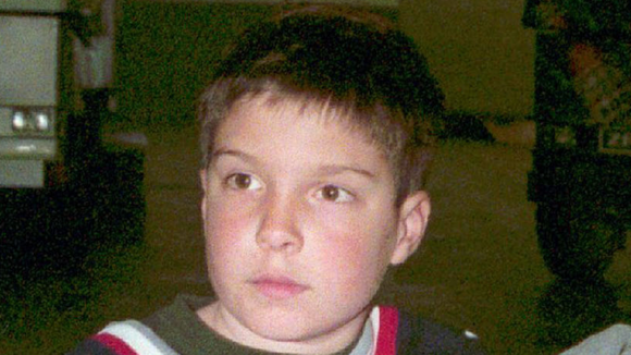 1 ano após a morte do pai tetraplégico, esse menino perdeu a mãe para um câncer de pulmão e ficou totalmente órfão; hoje ele está em 'Superman'
