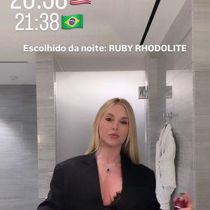 Nos Estados Unidos, Virginia Fonseca investe em look all black com renda e alfaiataria ampla para noite em Manhattan
