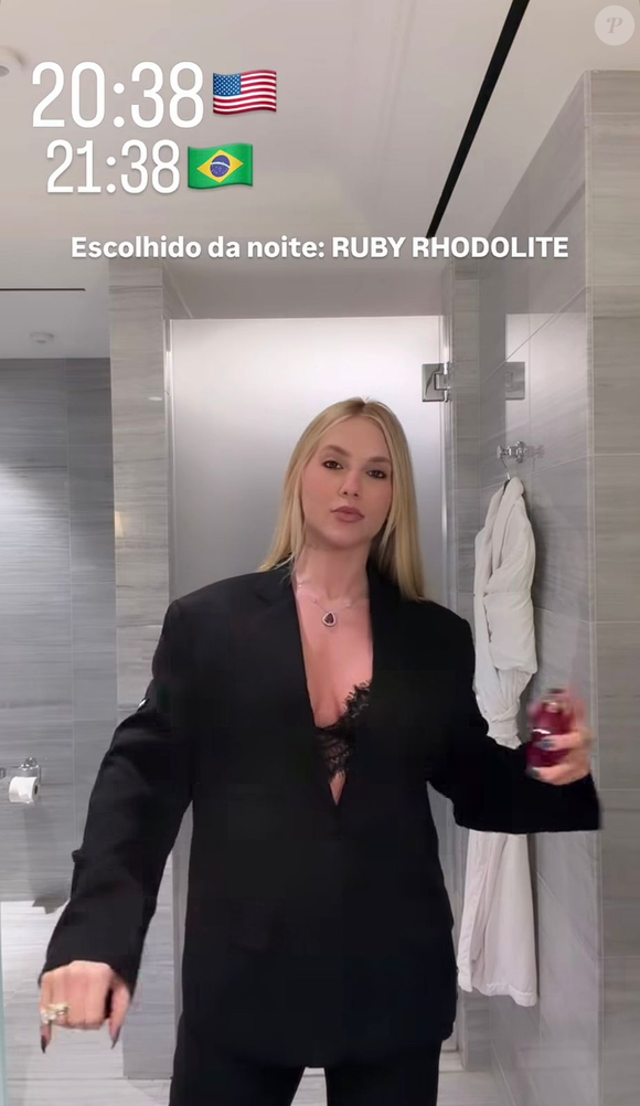 Nos Estados Unidos, Virginia Fonseca investe em look all black com renda e alfaiataria ampla para noite em Manhattan