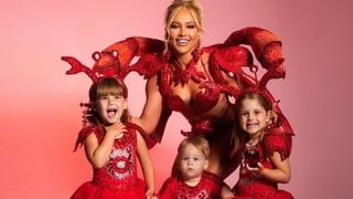 Virgínia combina fantasia com filhos para ensaio de Carnaval, mas bumbum da influencer vira destaque em look ousado. Fotos!