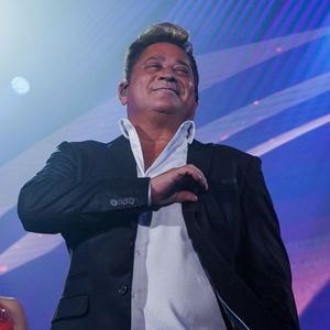 Pouca gente sabe, mas Leonardo não se chama Leonardo na certidão de nascimento. O cantor foi registrado como Emival Eterno da Costa e adotou o nome artístico ao formar dupla com o irmão Leandro