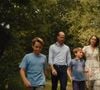 Kate Middleton aparece em um ambiente bucólico com os filhos e o marido, Príncipe William. Ela narra palavras reflexivas, enquanto dirige o carro e passeia por uma floresta