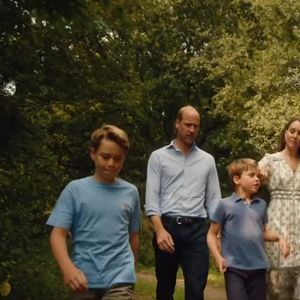 Kate Middleton aparece em um ambiente bucólico com os filhos e o marido, Príncipe William. Ela narra palavras reflexivas, enquanto dirige o carro e passeia por uma floresta